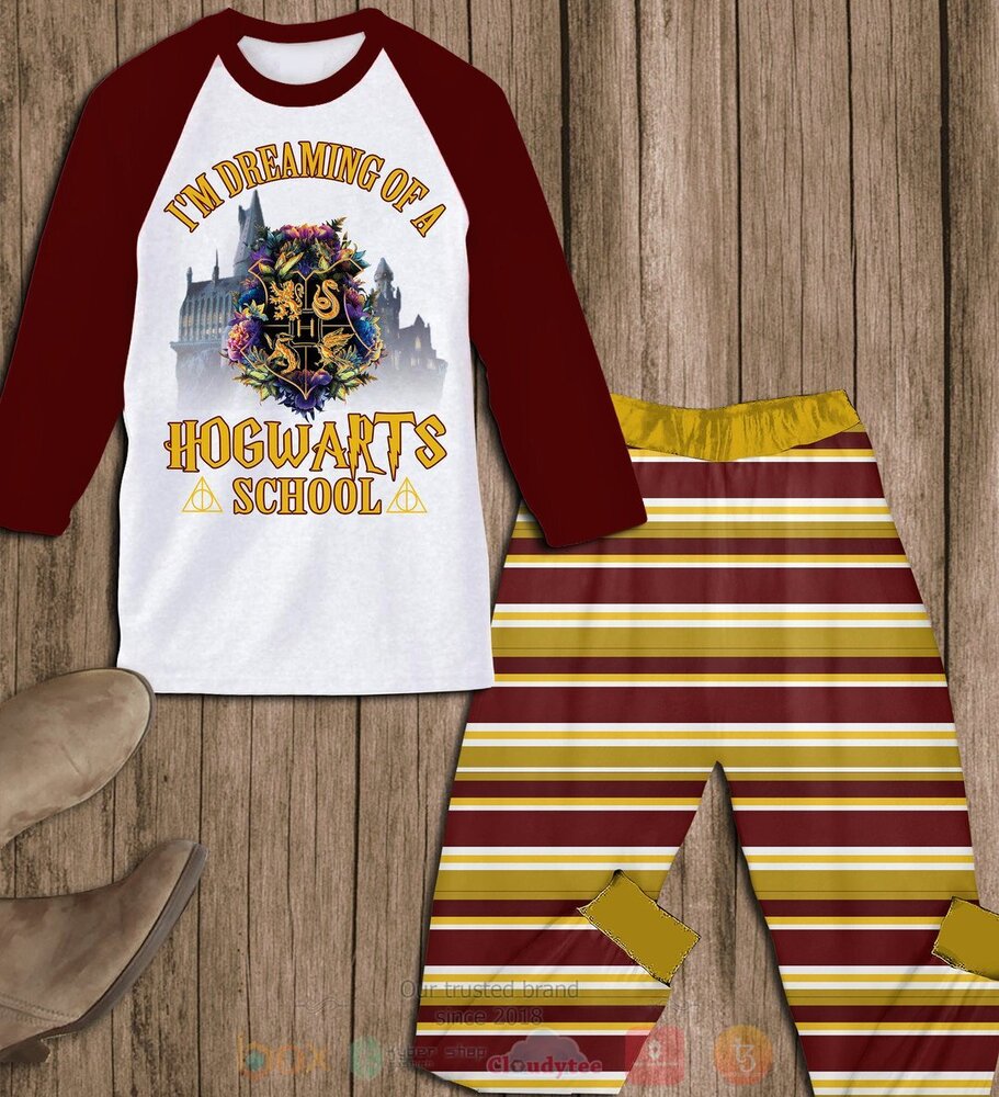 Harry_Potter_Im_Dreaming_Of_A_Hogwarts_School_Pajamas_Set