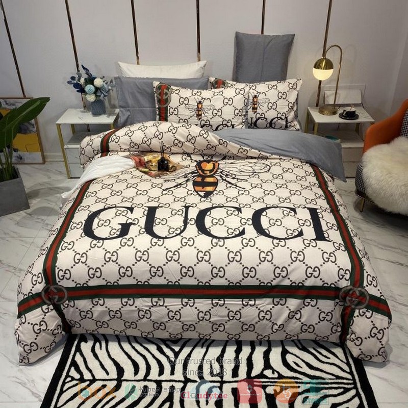 Gucci_Bee_GC_pattern_khaki_bedding_set
