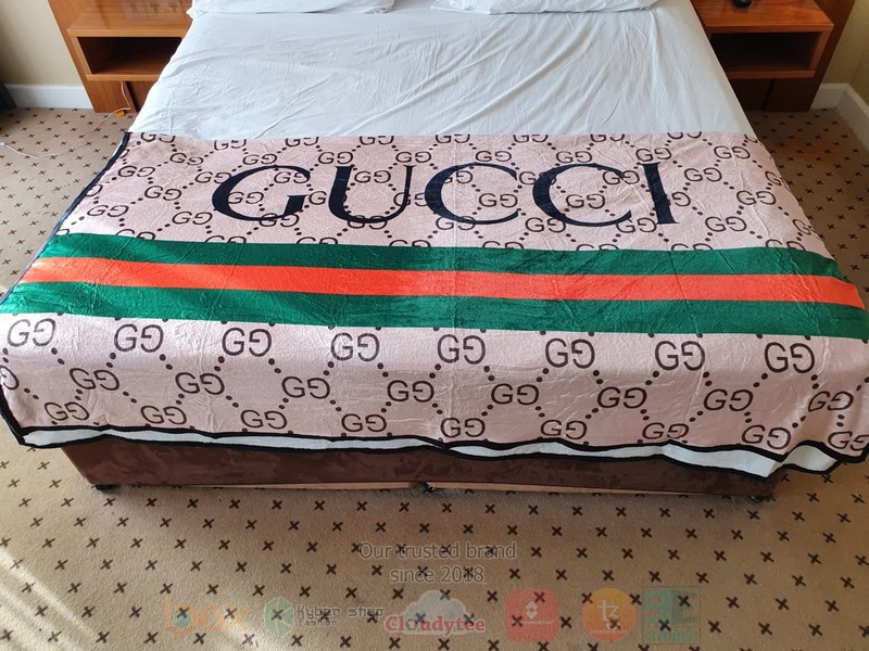Gucci_Luxury_brand_khaki_pattern_blanket_1
