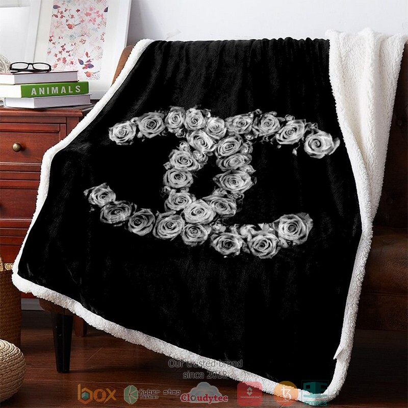 Gucci_Roses_logo_pattern_black_Fleece_Blanket