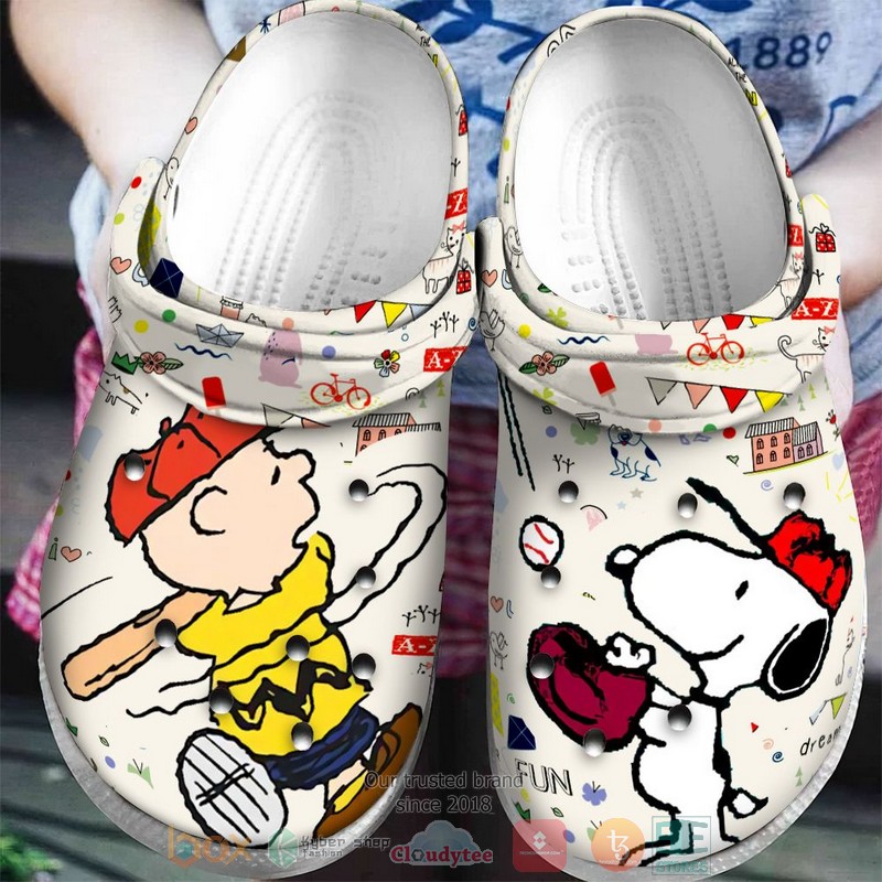 Snoopy_and_Charlie_Brown_play_baseball_Crocband_Clog