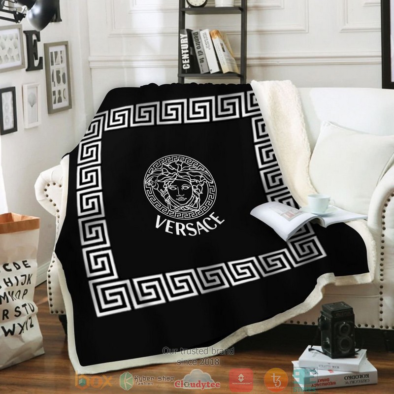 Versace_White_border_pattern_Black_Fleece_Blanket
