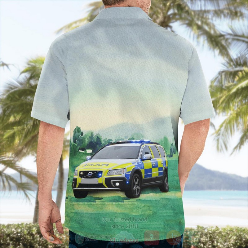 Lincolnshire_Police_Volvo_XC70_D5_Armed_Response_Vehicle_Hawaiian_Shirt_1
